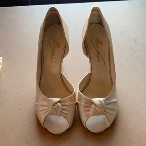 Michaelangelo Off white love knot satin pumps. Wedding shoes. Size 7.5